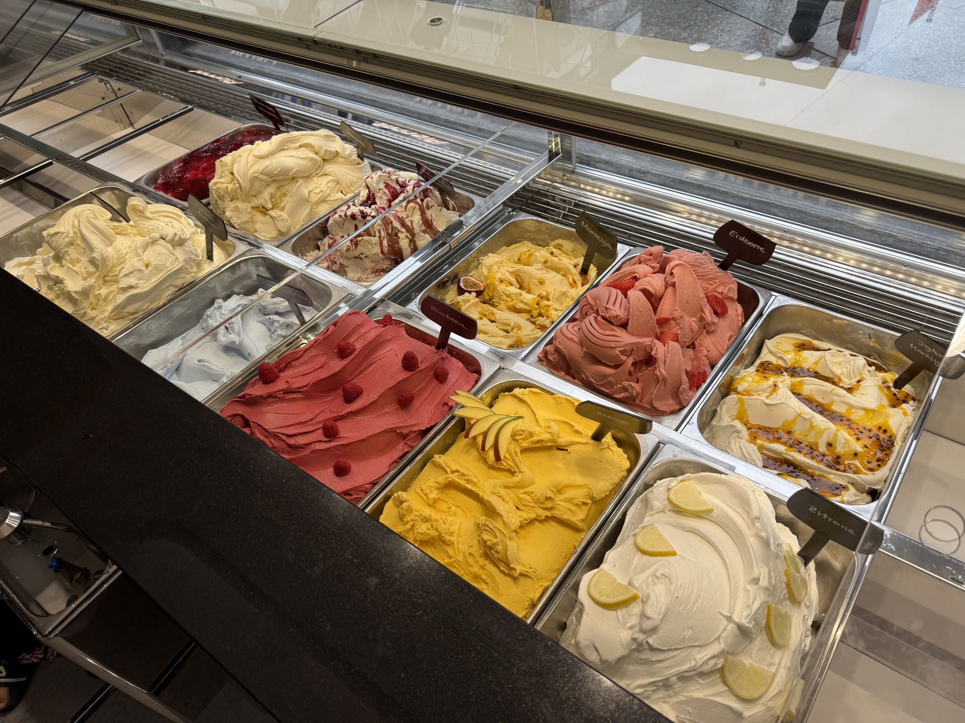 Das erste mal Eis in der Vitrine