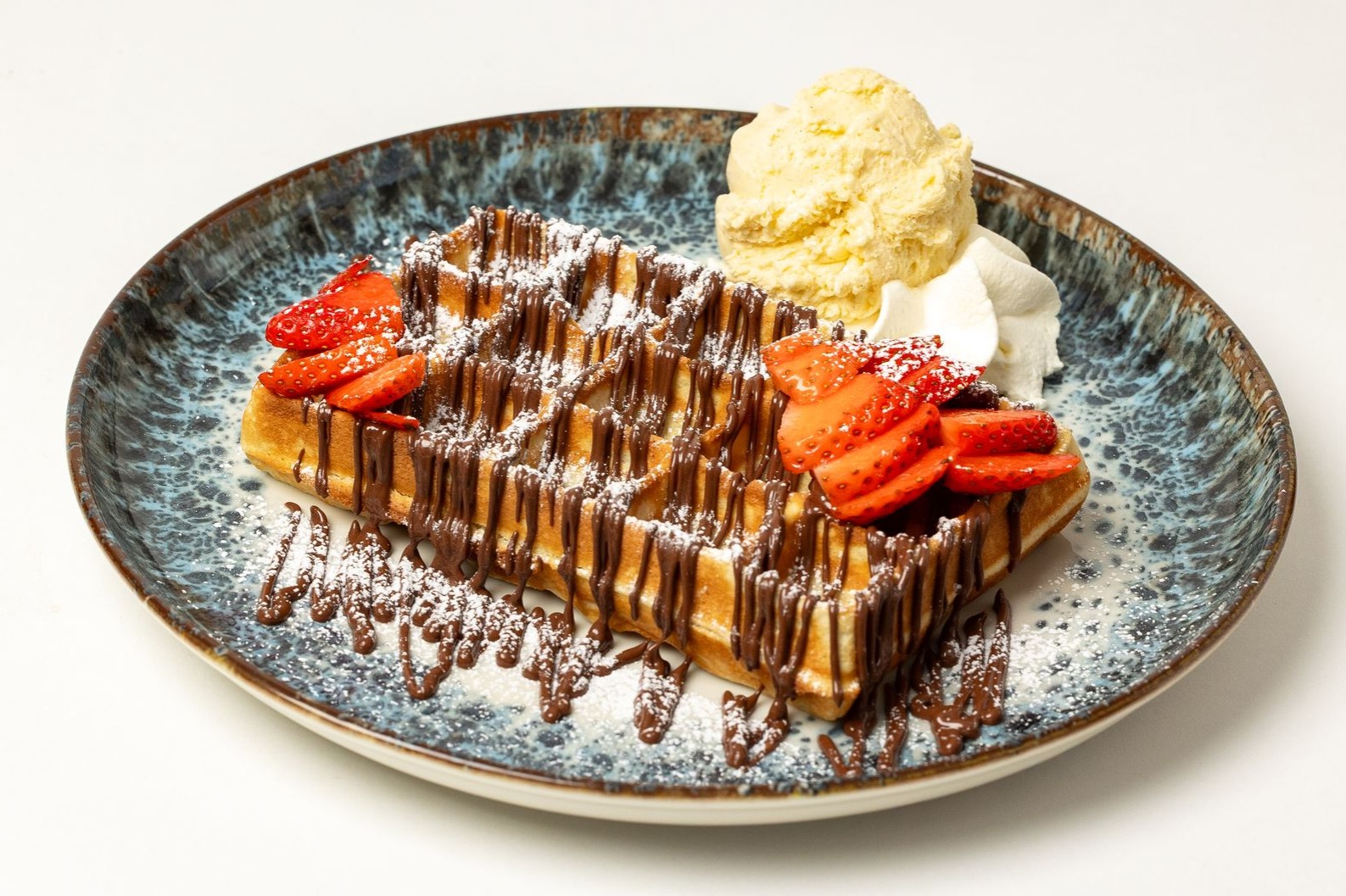 Waffel mit Nutella, Erdbeeren und Eis